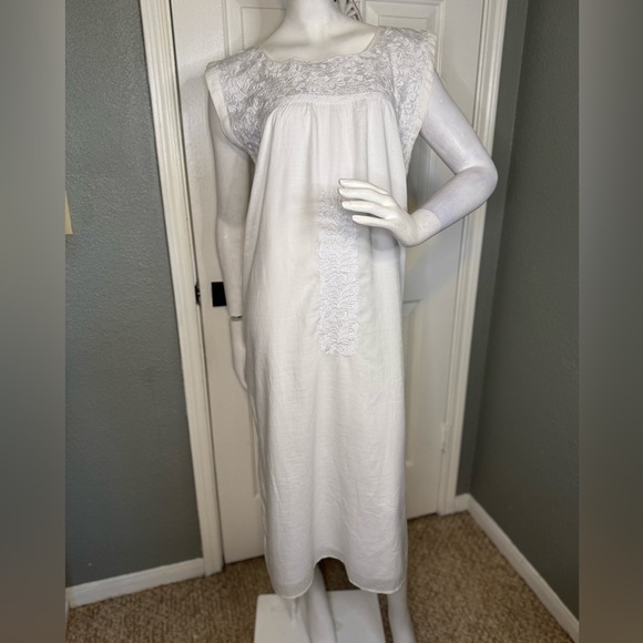 J. Marie Womens White Embroidered Sleeveless Dress Medium With Pockets!  #123 - Picture 1 of 13